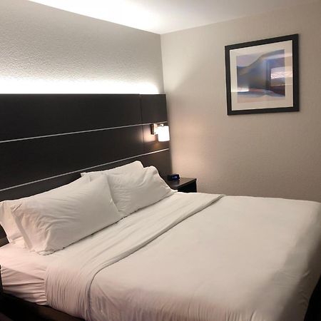 Holiday Inn Express Metropolis By Ihg Екстериор снимка
