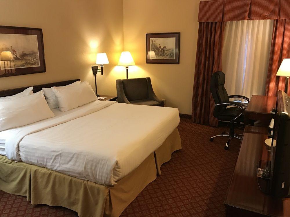 Holiday Inn Express Metropolis By Ihg Екстериор снимка