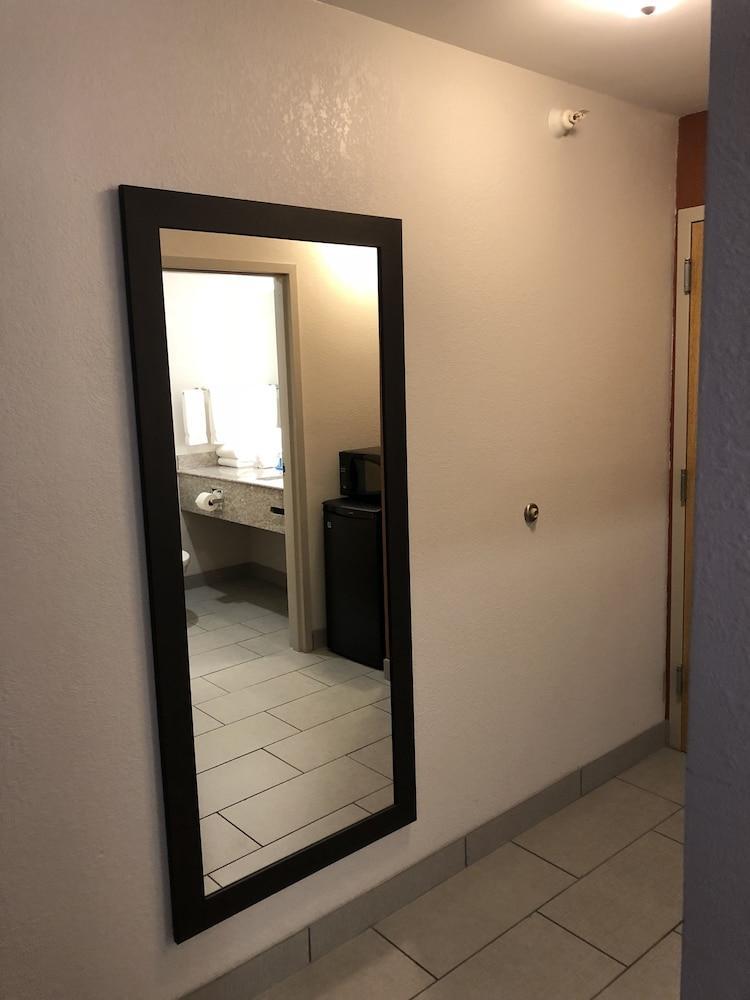 Holiday Inn Express Metropolis By Ihg Екстериор снимка