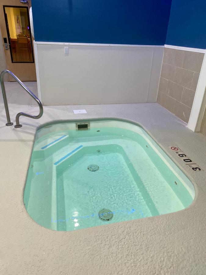 Holiday Inn Express Metropolis By Ihg Екстериор снимка