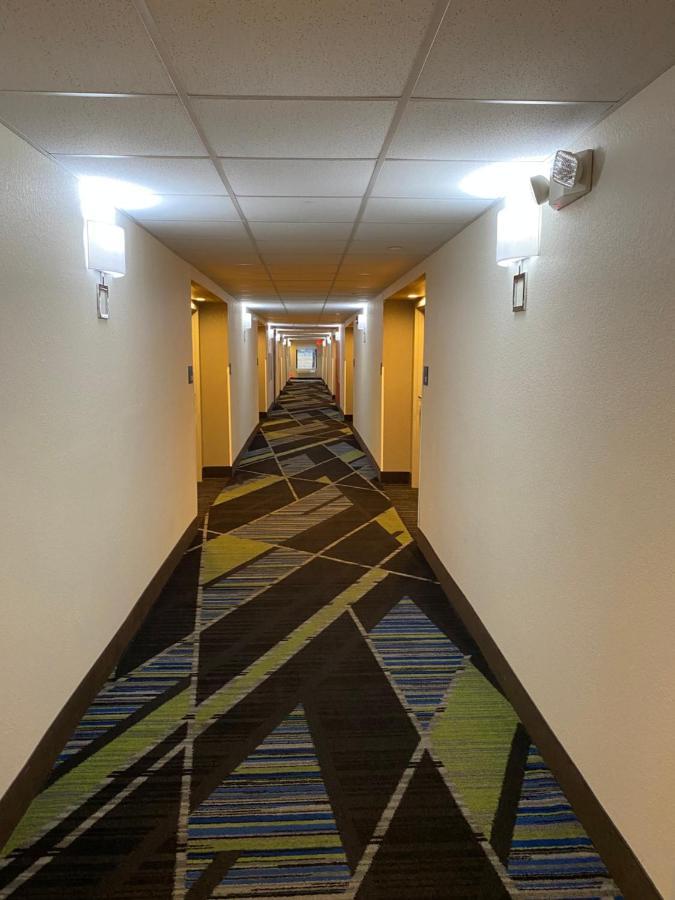 Holiday Inn Express Metropolis By Ihg Екстериор снимка