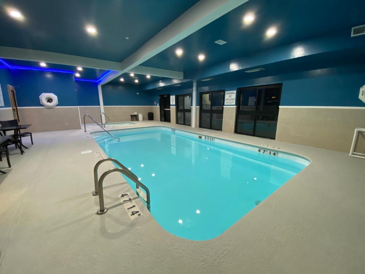 Holiday Inn Express Metropolis By Ihg Екстериор снимка