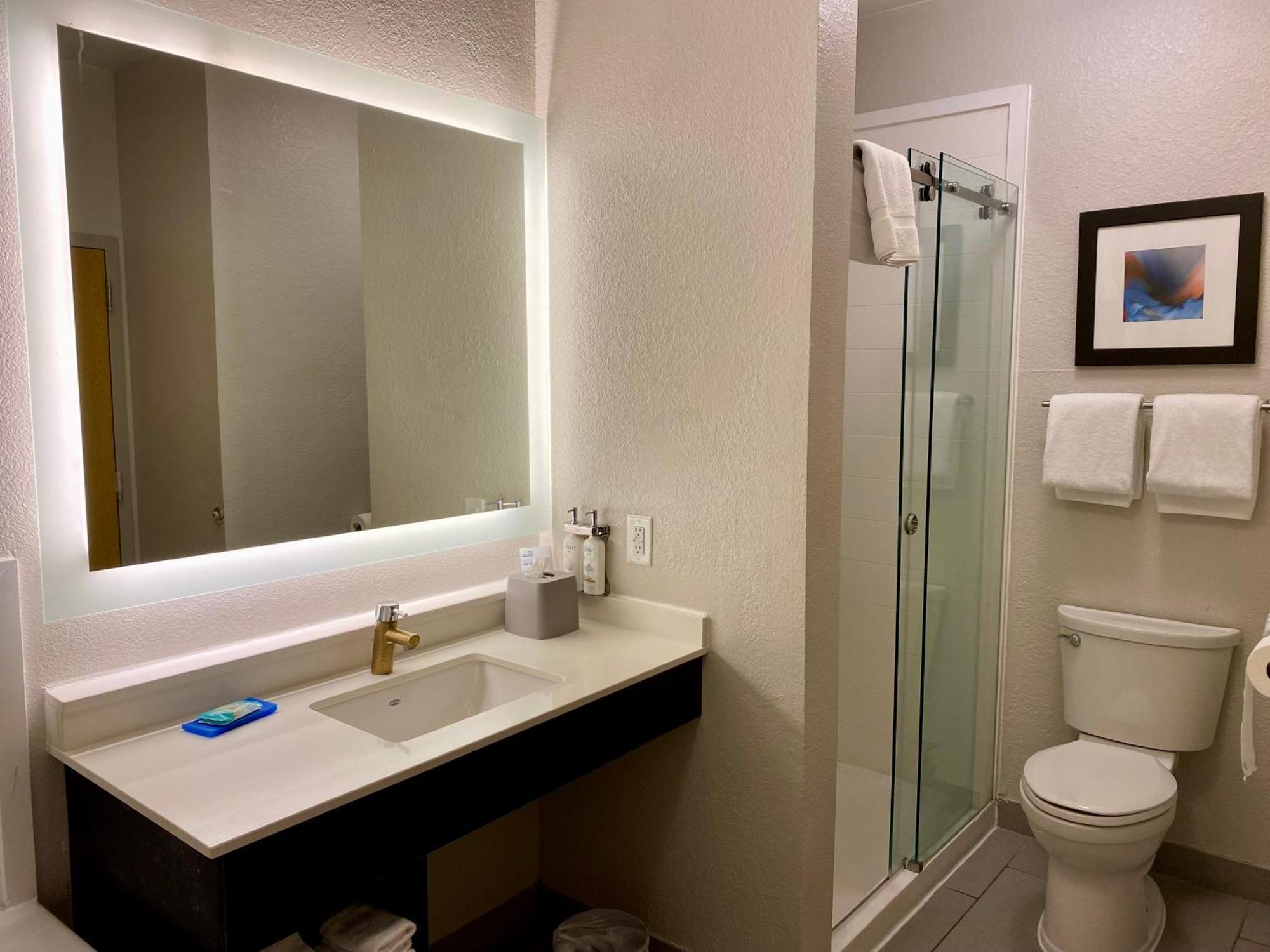 Holiday Inn Express Metropolis By Ihg Екстериор снимка