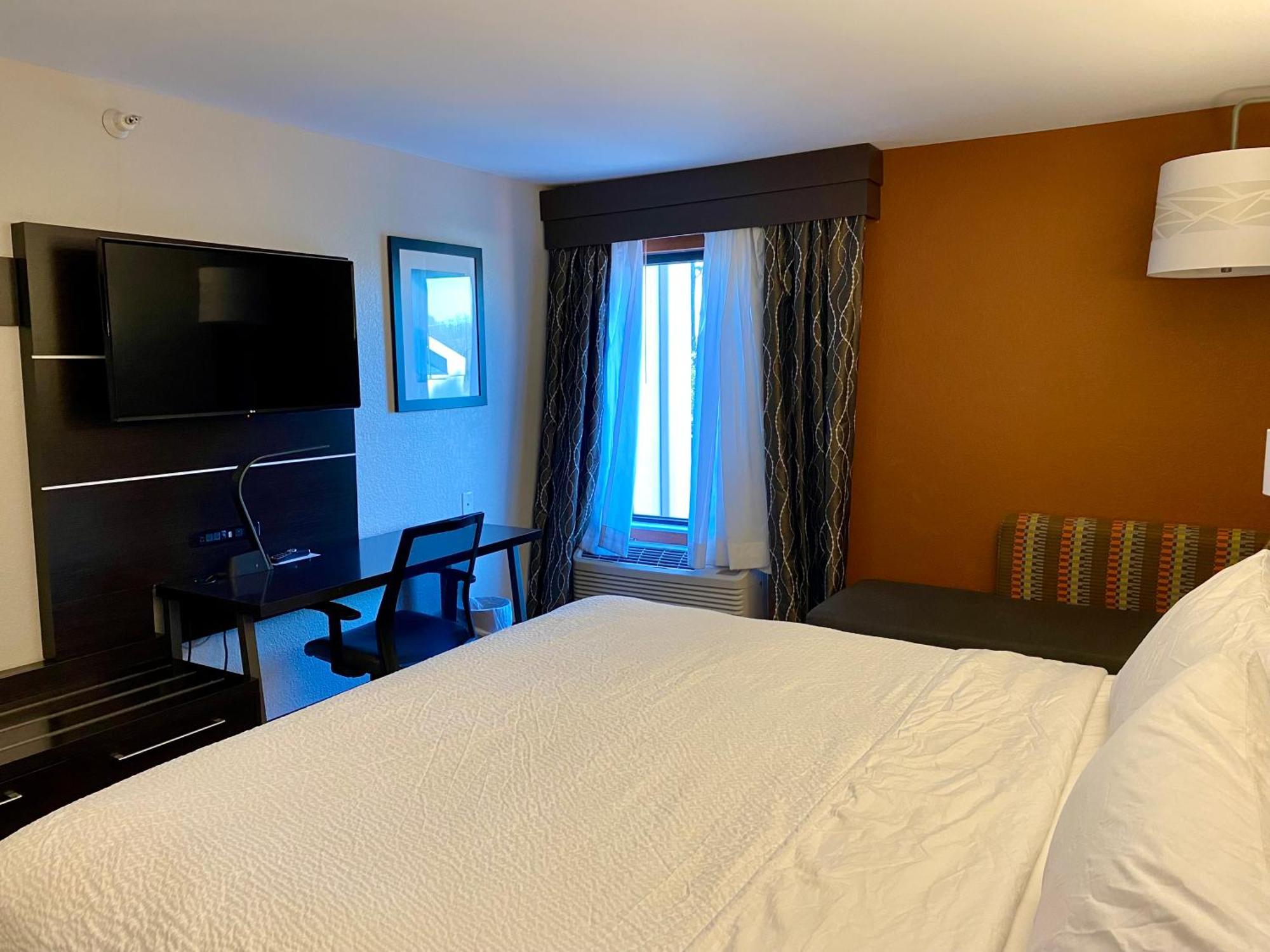 Holiday Inn Express Metropolis By Ihg Екстериор снимка