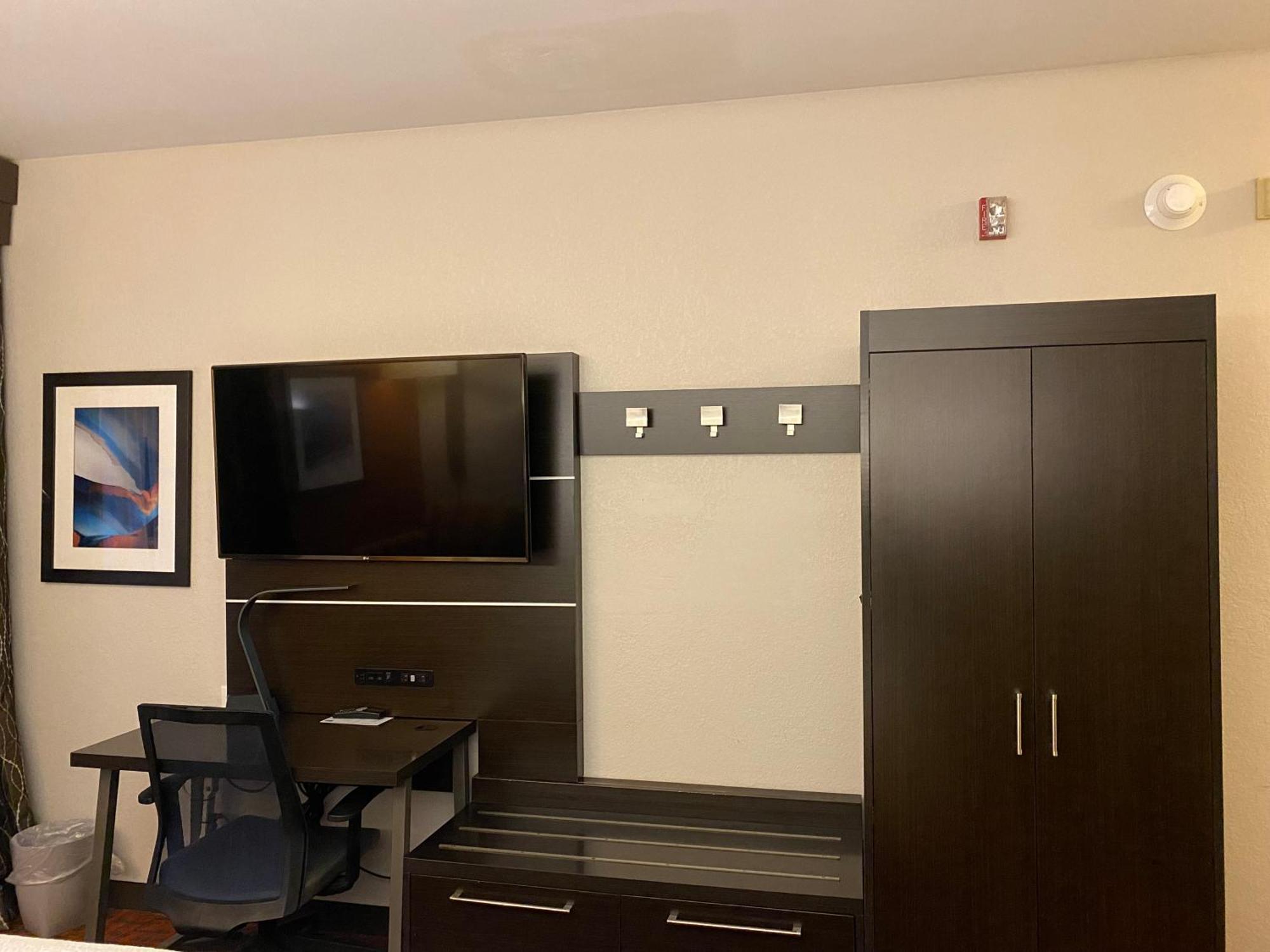 Holiday Inn Express Metropolis By Ihg Екстериор снимка