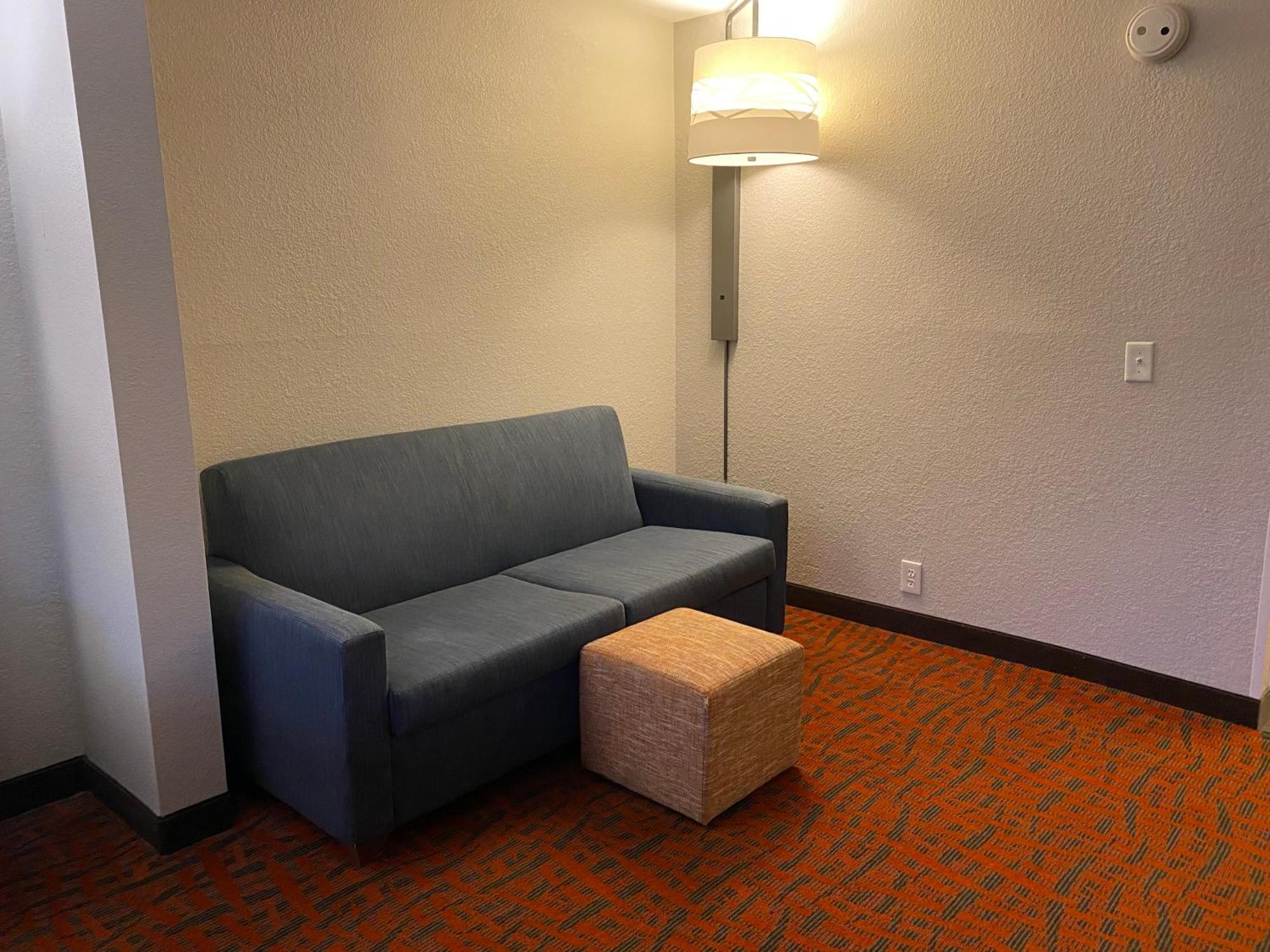 Holiday Inn Express Metropolis By Ihg Екстериор снимка