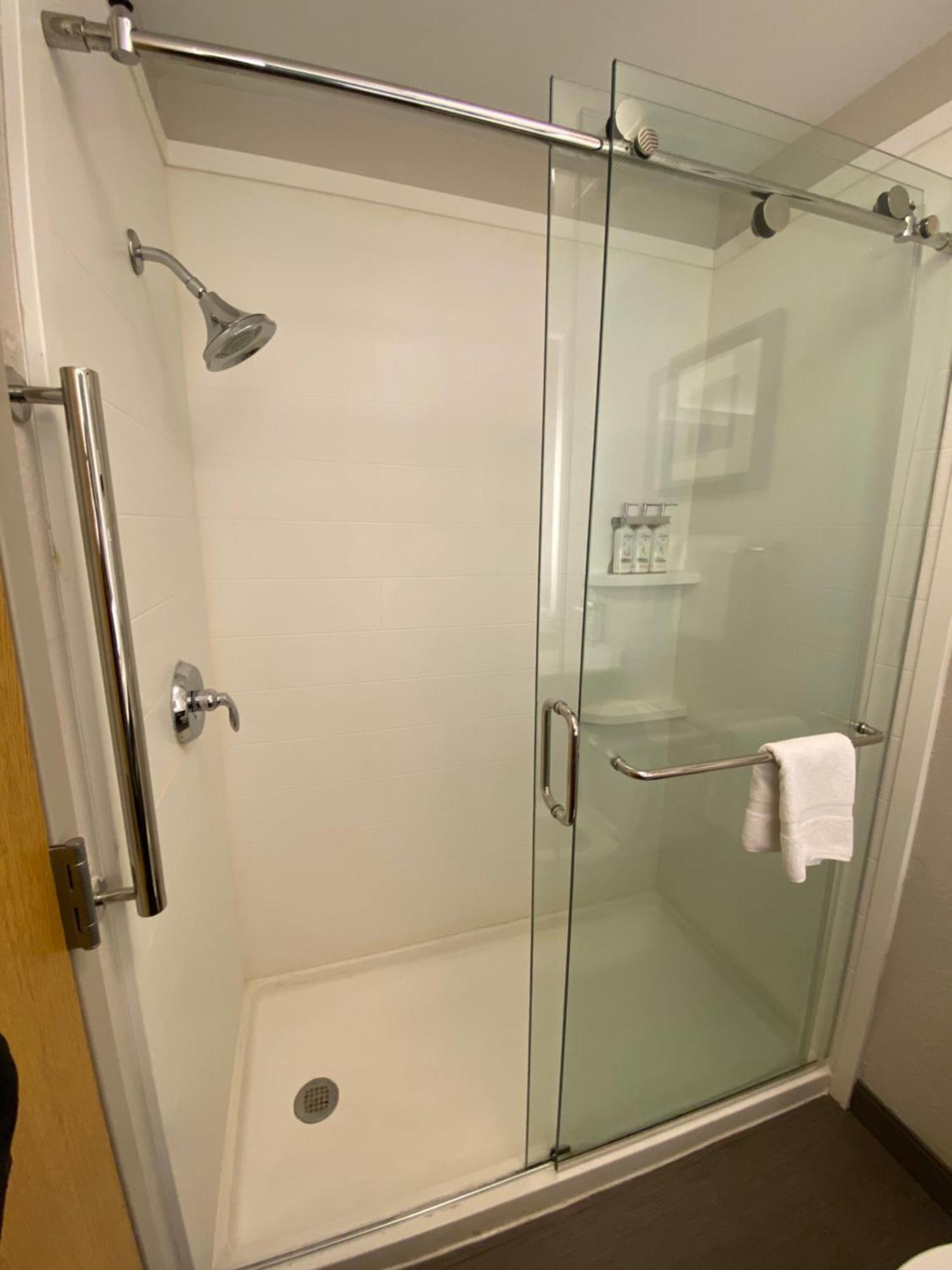 Holiday Inn Express Metropolis By Ihg Екстериор снимка