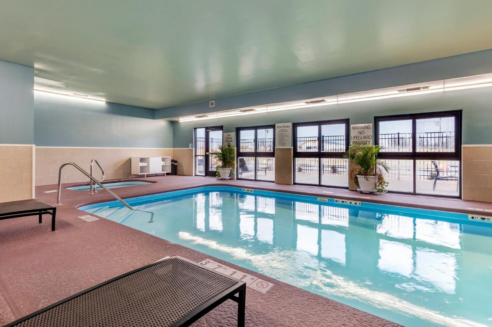 Holiday Inn Express Metropolis By Ihg Екстериор снимка