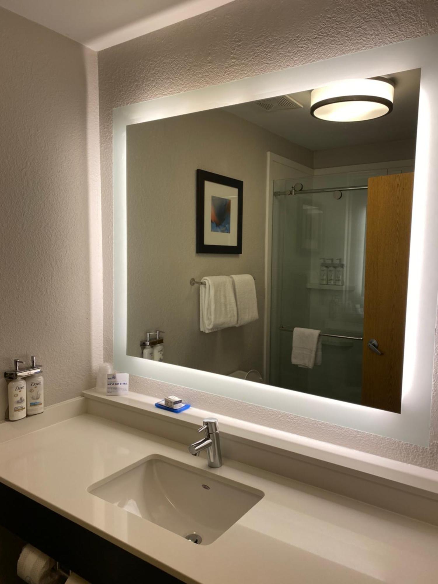 Holiday Inn Express Metropolis By Ihg Екстериор снимка