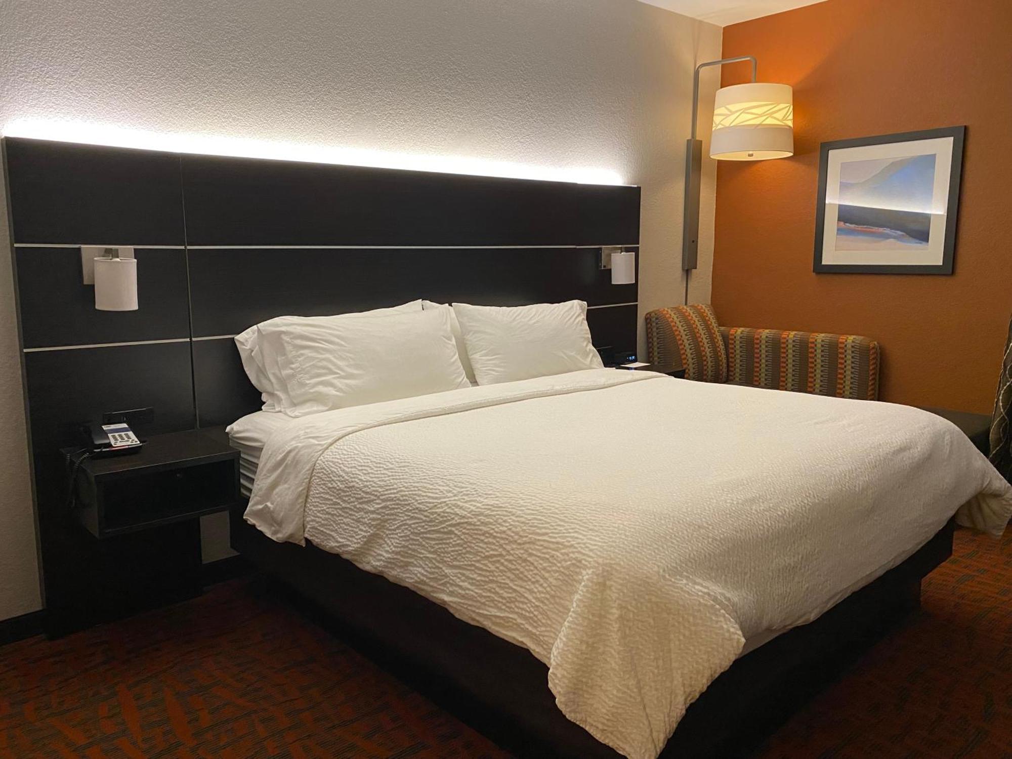 Holiday Inn Express Metropolis By Ihg Екстериор снимка