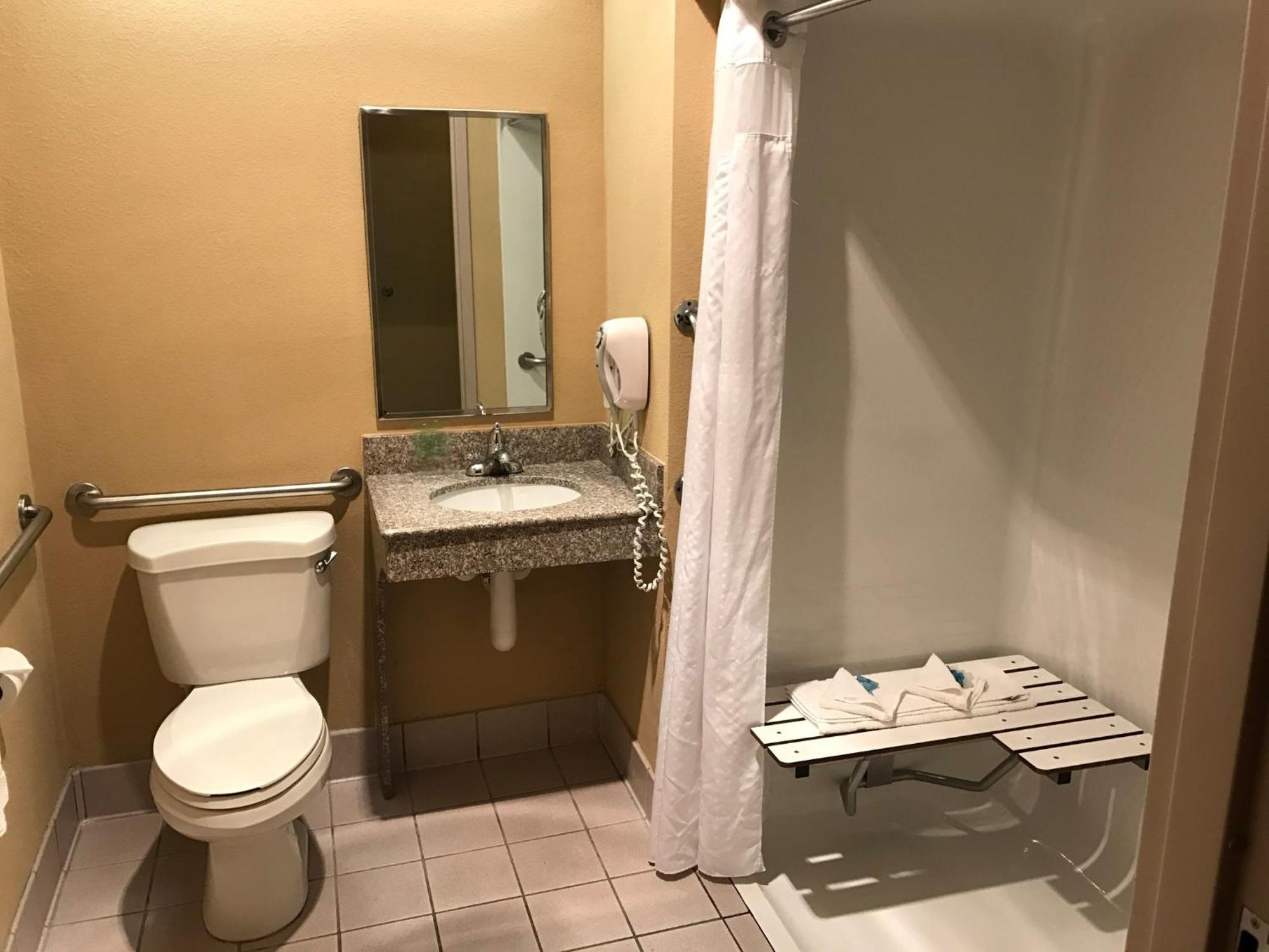 Holiday Inn Express Metropolis By Ihg Екстериор снимка