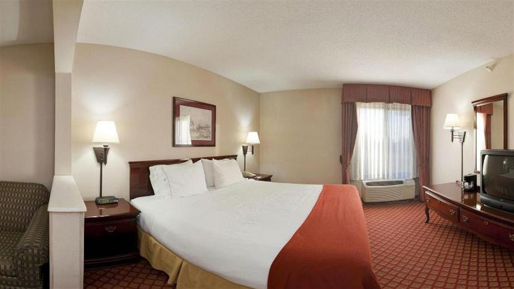 Holiday Inn Express Metropolis By Ihg Екстериор снимка