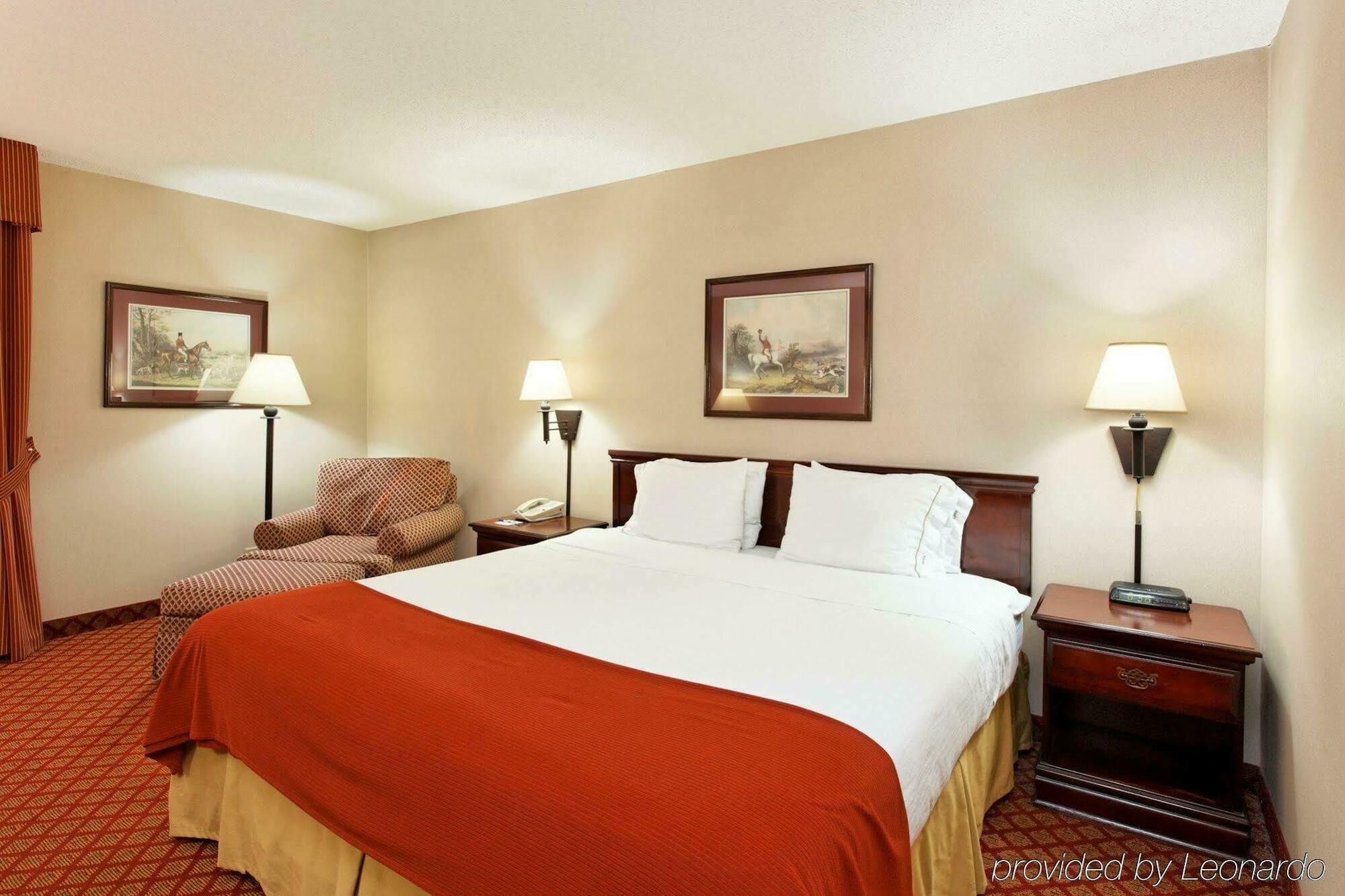 Holiday Inn Express Metropolis By Ihg Екстериор снимка