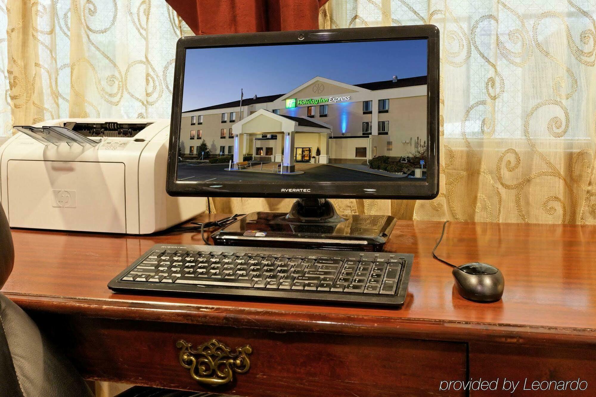 Holiday Inn Express Metropolis By Ihg Екстериор снимка