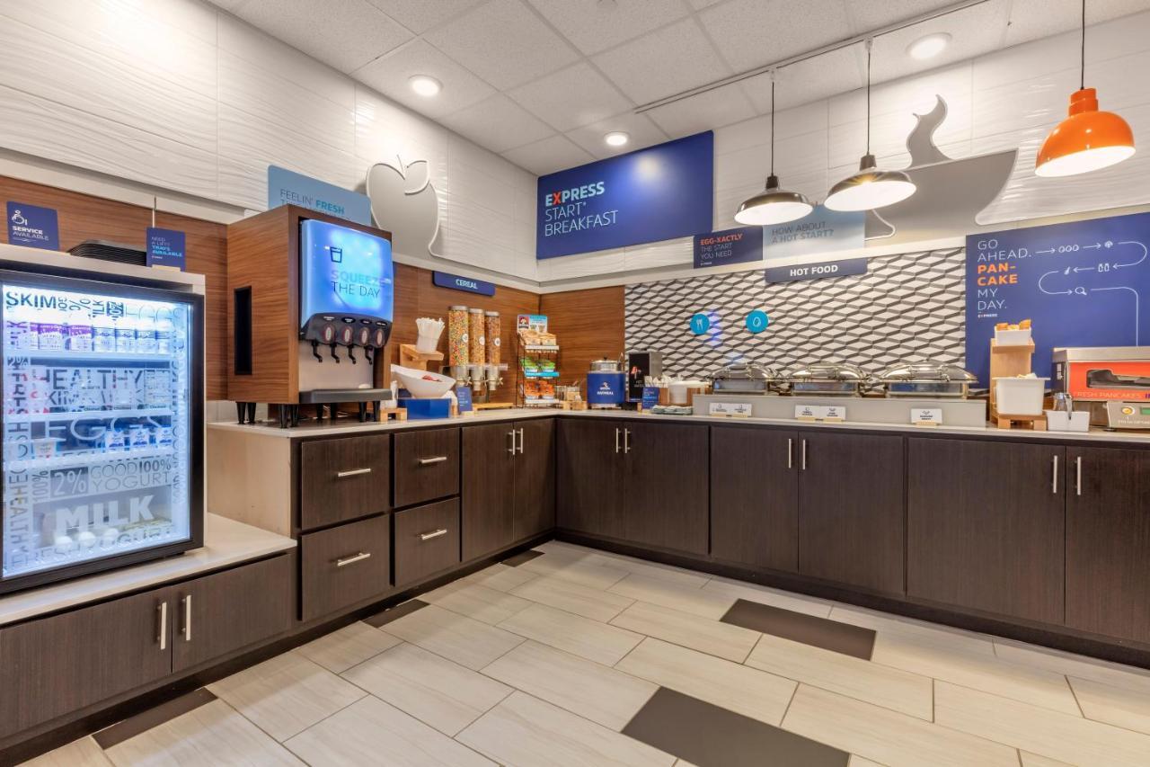 Holiday Inn Express Metropolis By Ihg Екстериор снимка