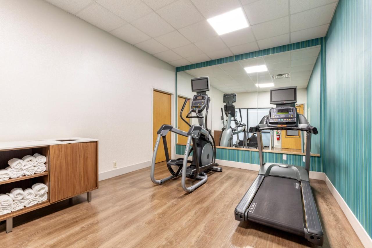 Holiday Inn Express Metropolis By Ihg Екстериор снимка