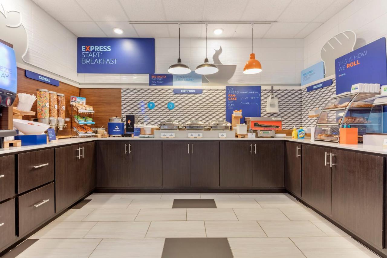 Holiday Inn Express Metropolis By Ihg Екстериор снимка