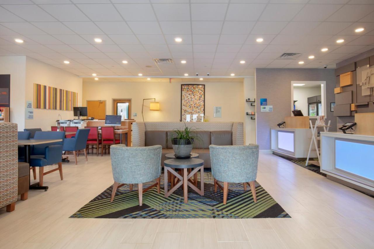 Holiday Inn Express Metropolis By Ihg Екстериор снимка