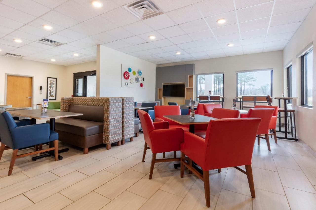 Holiday Inn Express Metropolis By Ihg Екстериор снимка