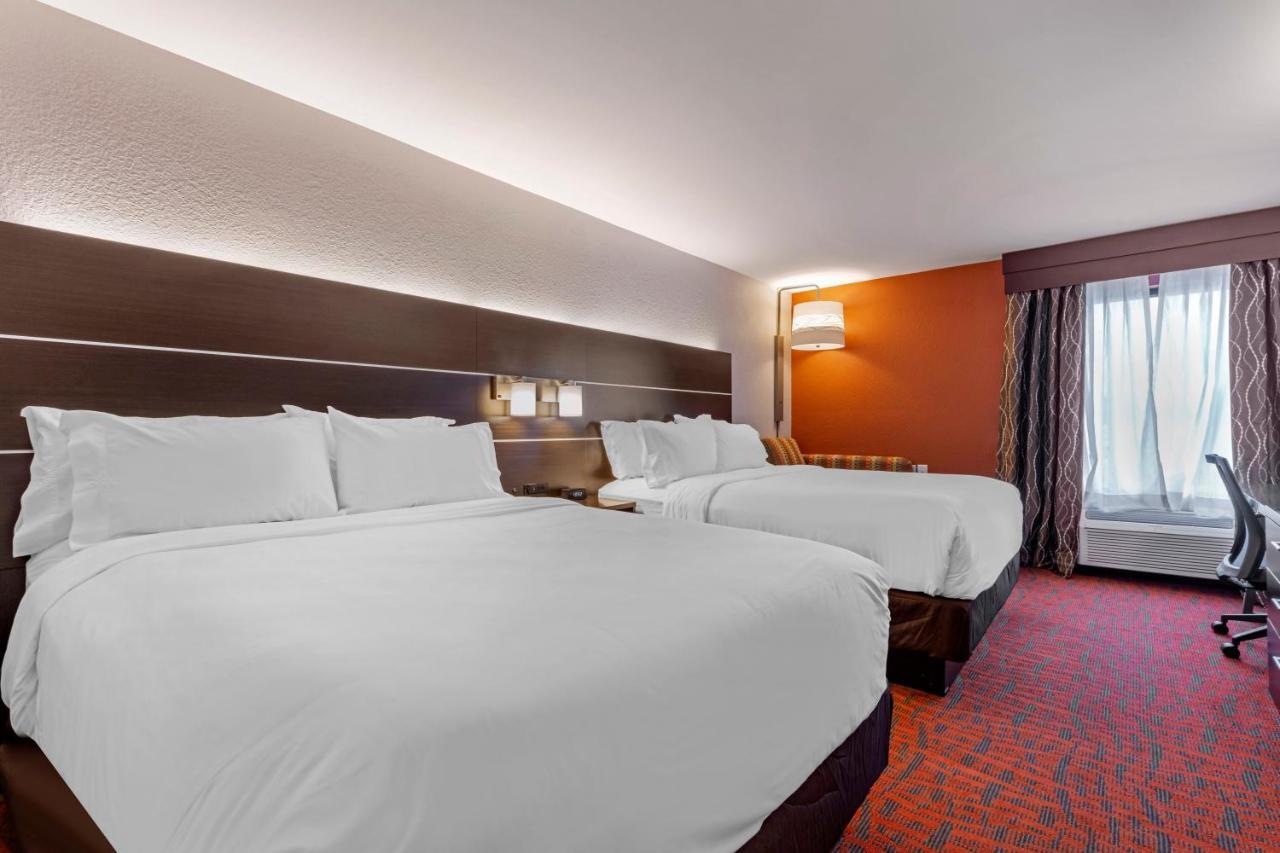 Holiday Inn Express Metropolis By Ihg Екстериор снимка