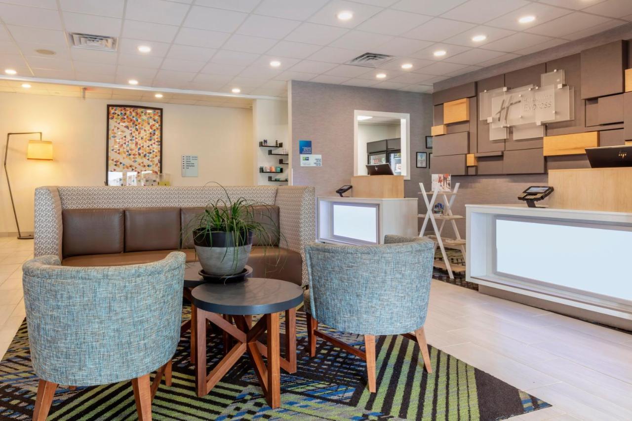 Holiday Inn Express Metropolis By Ihg Екстериор снимка