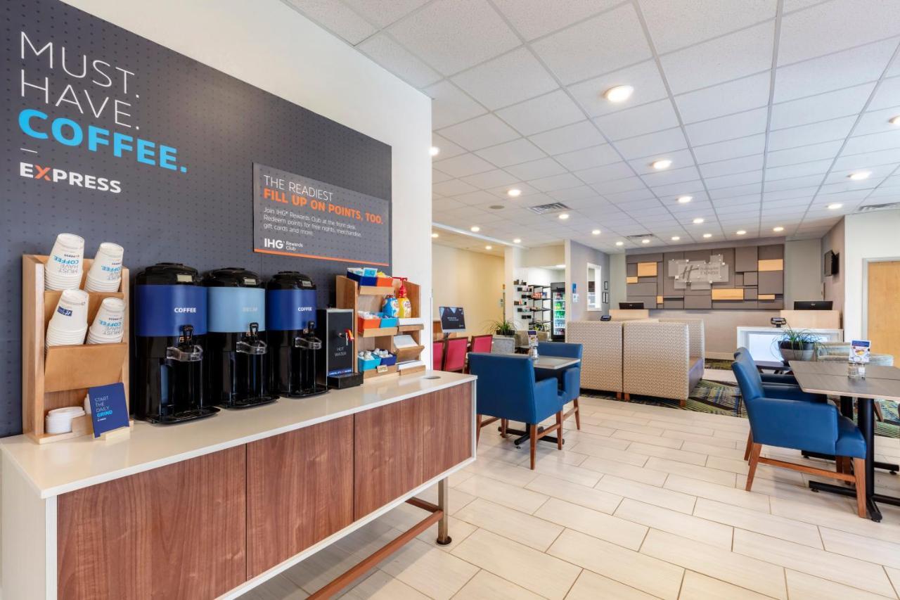 Holiday Inn Express Metropolis By Ihg Екстериор снимка